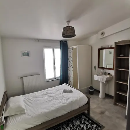 מלון Mon Petit Cafe *